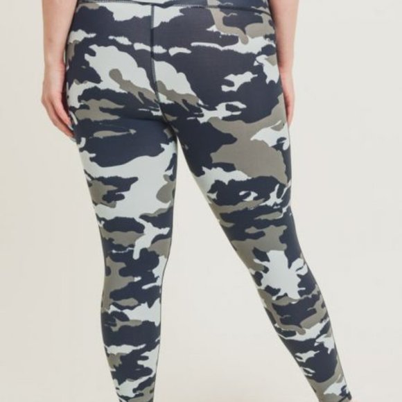 Plus Size Camo Leggings - Picture 4 of 6